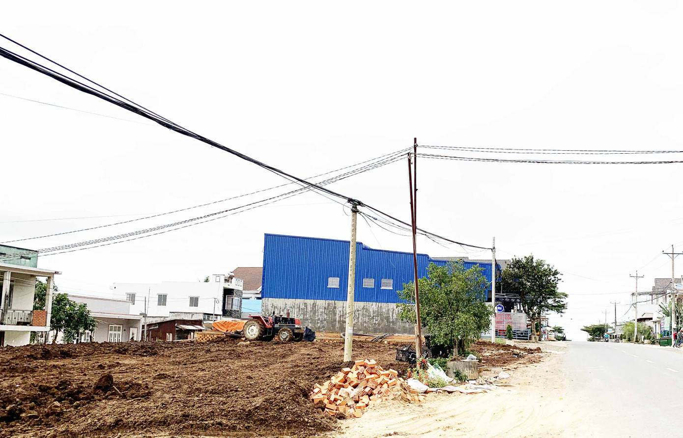 Ngang nhiên lấn chiếm lòng suối, hành lang quốc lộ làm chợ ảnh 2