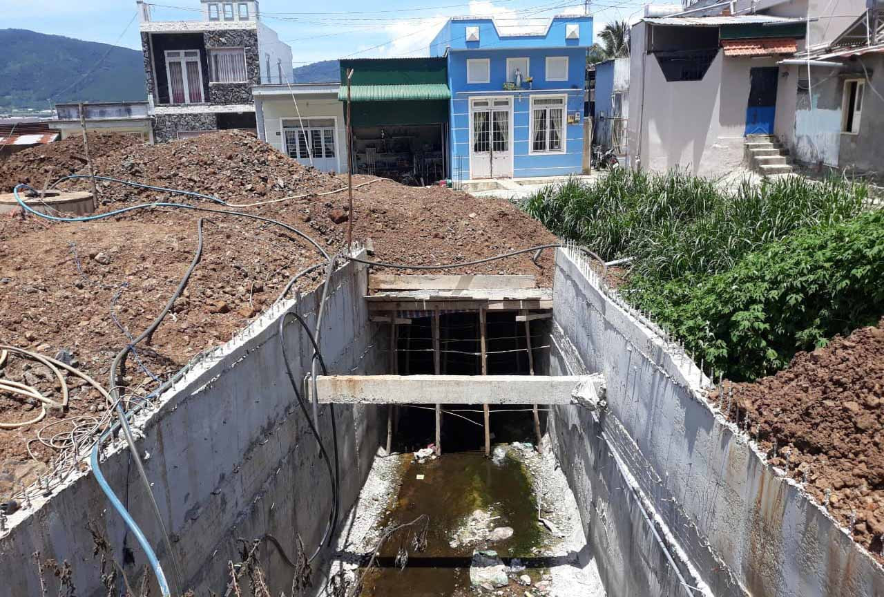 Ngang nhiên lấn chiếm lòng suối, hành lang quốc lộ làm chợ ảnh 1