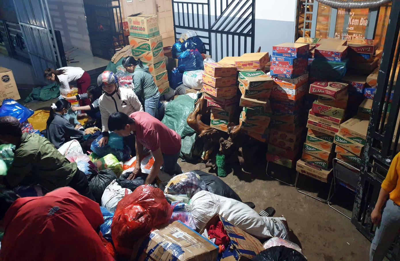 Nhiều chuyến xe yêu thương của tuổi trẻ đã đến miền Trung ảnh 2