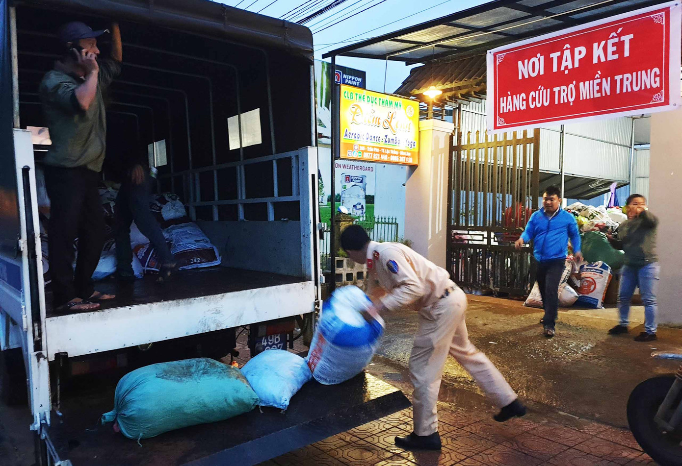 Nhiều chuyến xe yêu thương của tuổi trẻ đã đến miền Trung ảnh 1