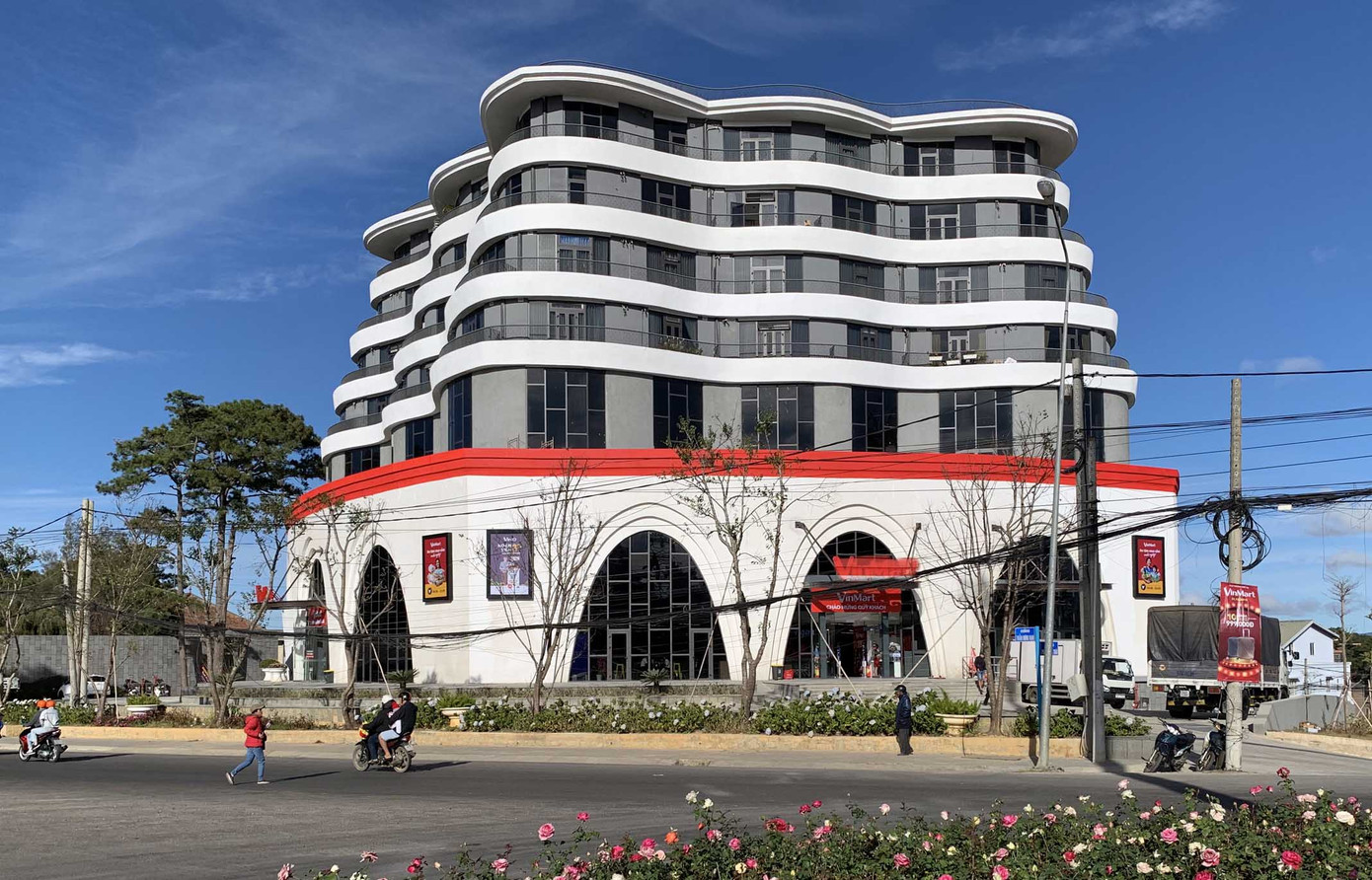 Ngột ngạt cao ốc đua nở ở 'thành phố trong rừng' Đà Lạt ảnh 1