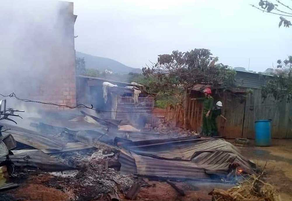 Lửa thiêu 3 căn nhà của người dân vùng sâu Lâm Đồng ảnh 1