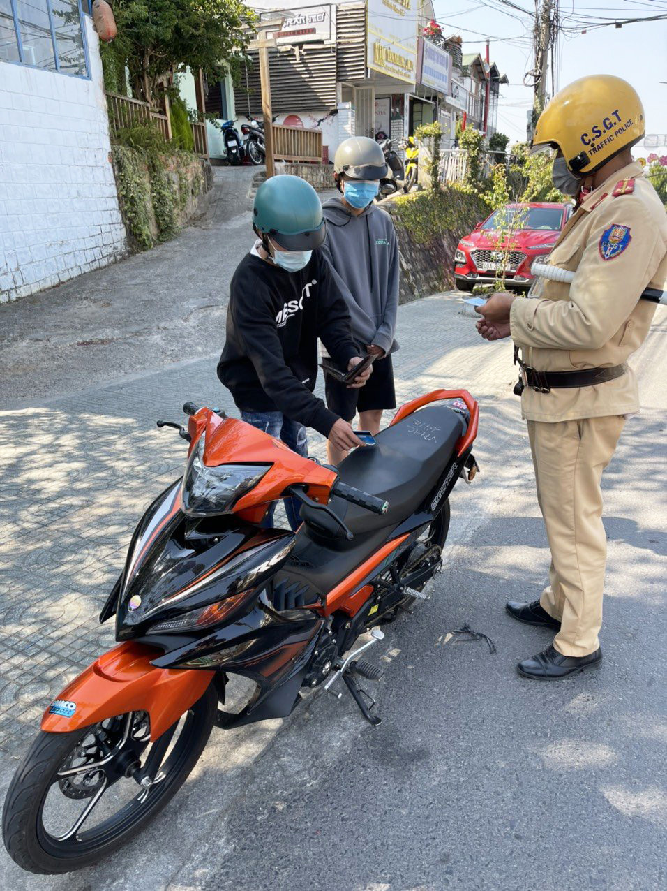 Xử lý hơn 50 phượt thủ ‘làm xiếc’ gây náo loạn ở Đà Lạt ảnh 1