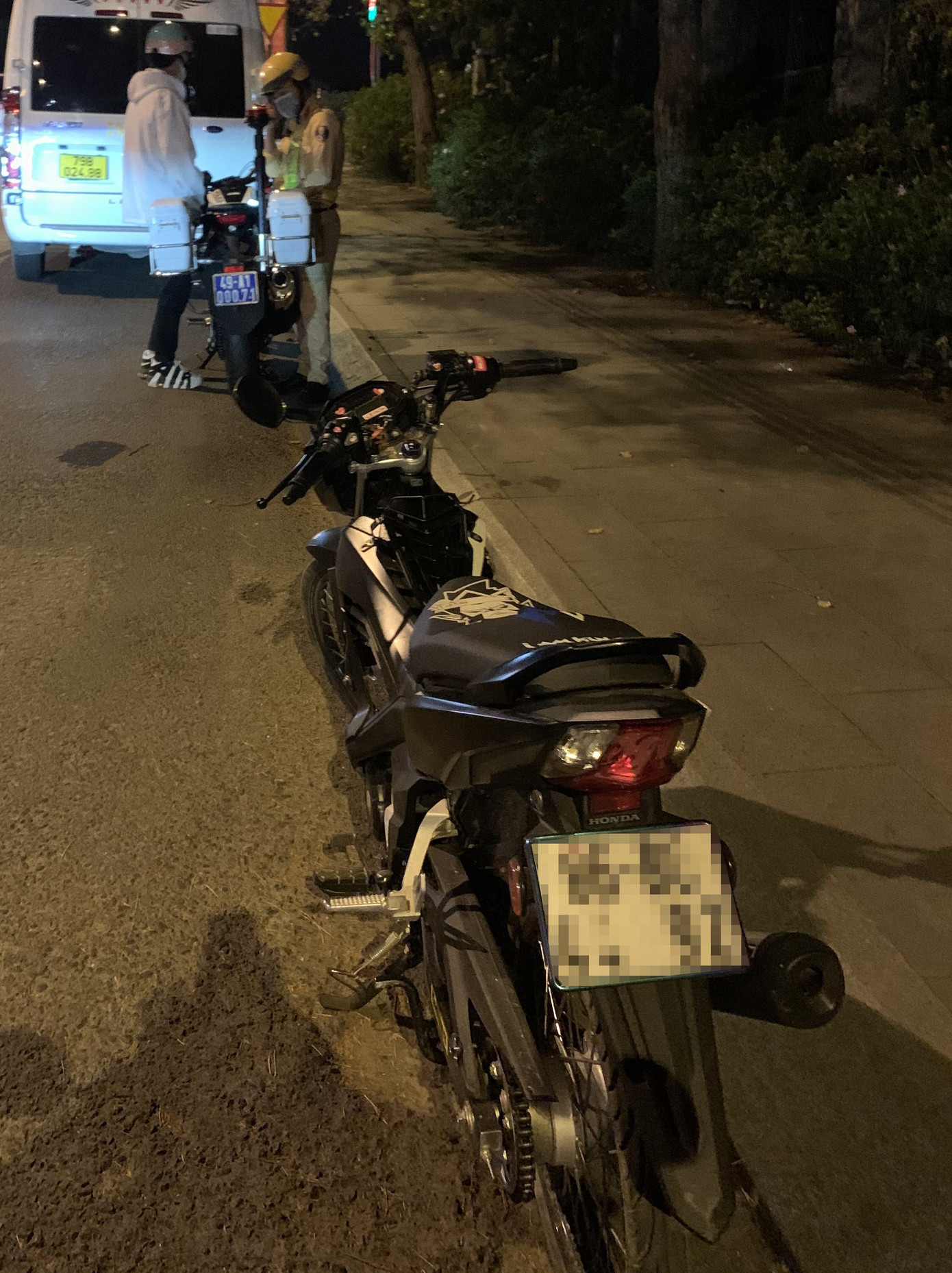 Xử lý hơn 50 phượt thủ ‘làm xiếc’ gây náo loạn ở Đà Lạt ảnh 2