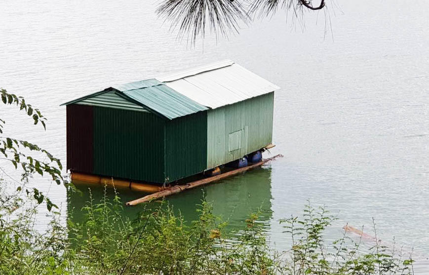 Buộc tháo dỡ, di dời hàng chục bè nổi tại di tích quốc gia hồ Tuyền Lâm ảnh 1