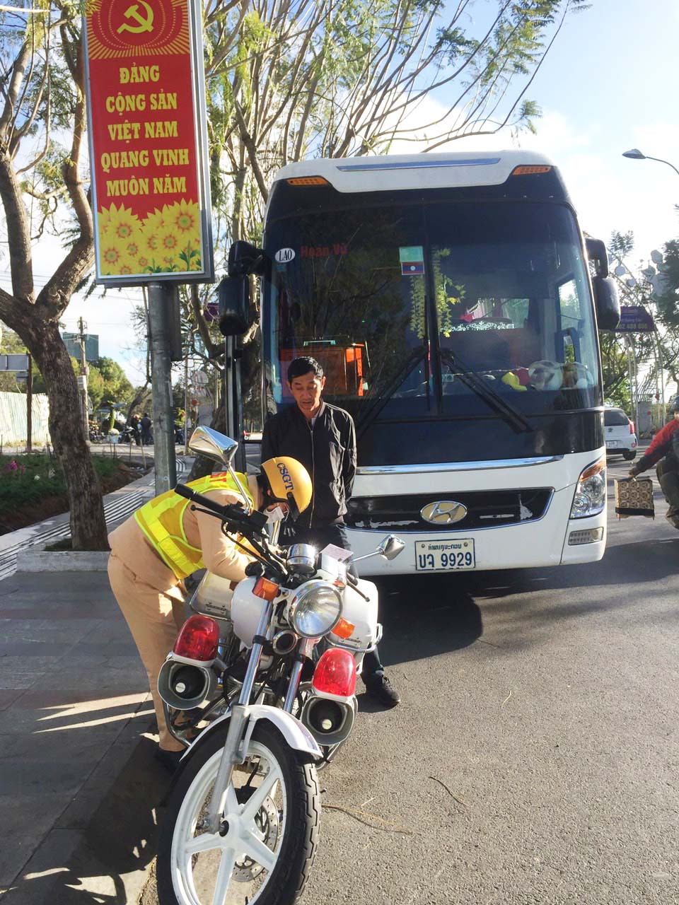 Xe khách biển số Lào, Campuchia hoạt động rầm rộ ở Lâm Đồng ảnh 2