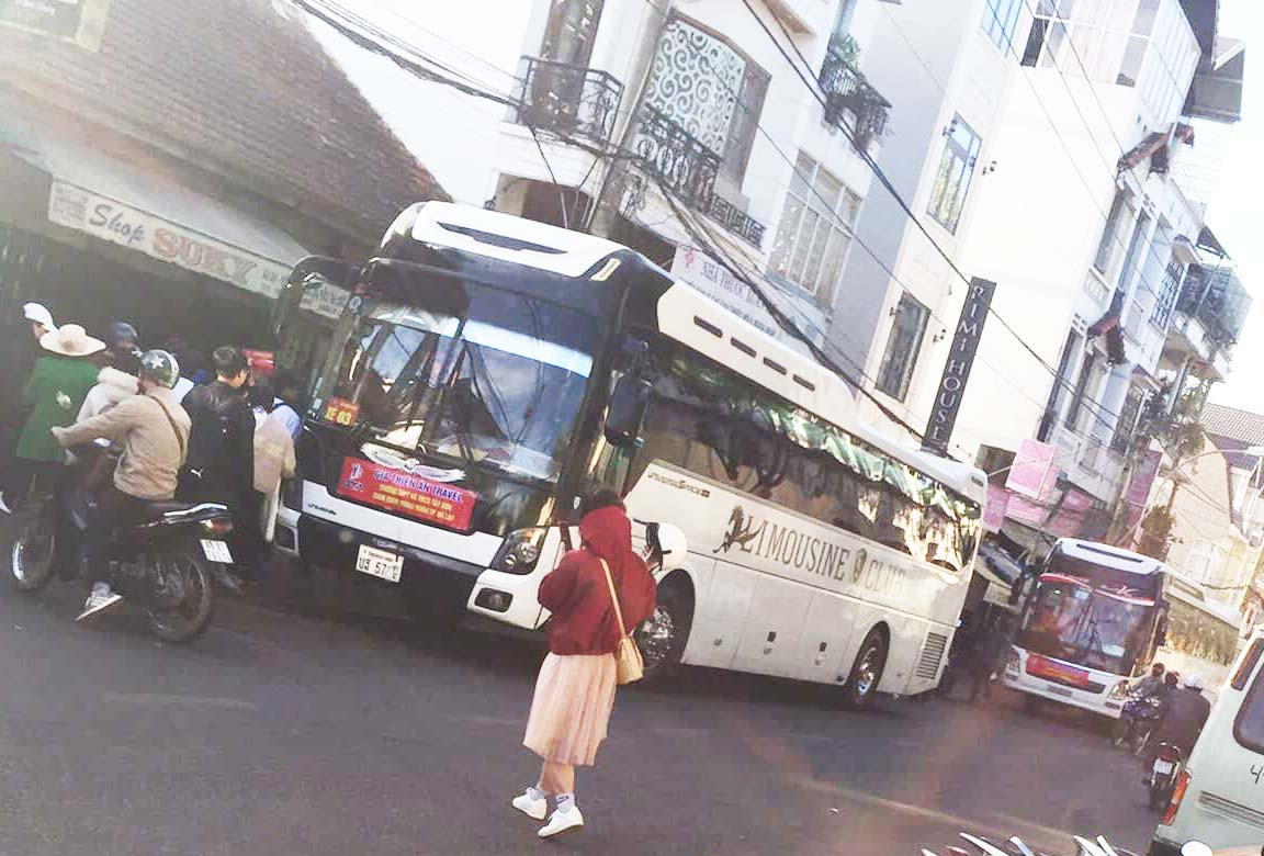 Xe khách biển số Lào, Campuchia hoạt động rầm rộ ở Lâm Đồng ảnh 3