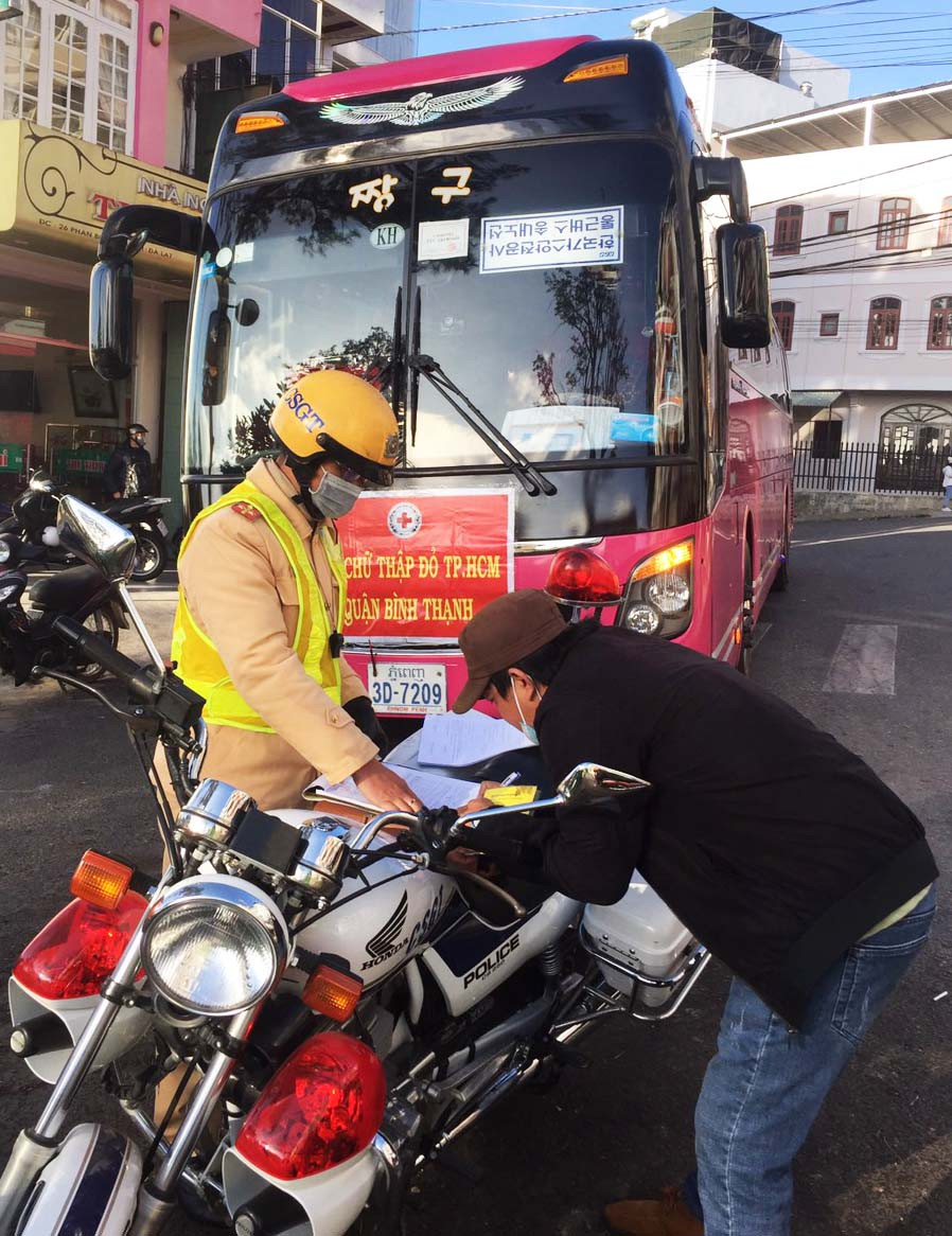 Xe khách biển số Lào, Campuchia hoạt động rầm rộ ở Lâm Đồng ảnh 1