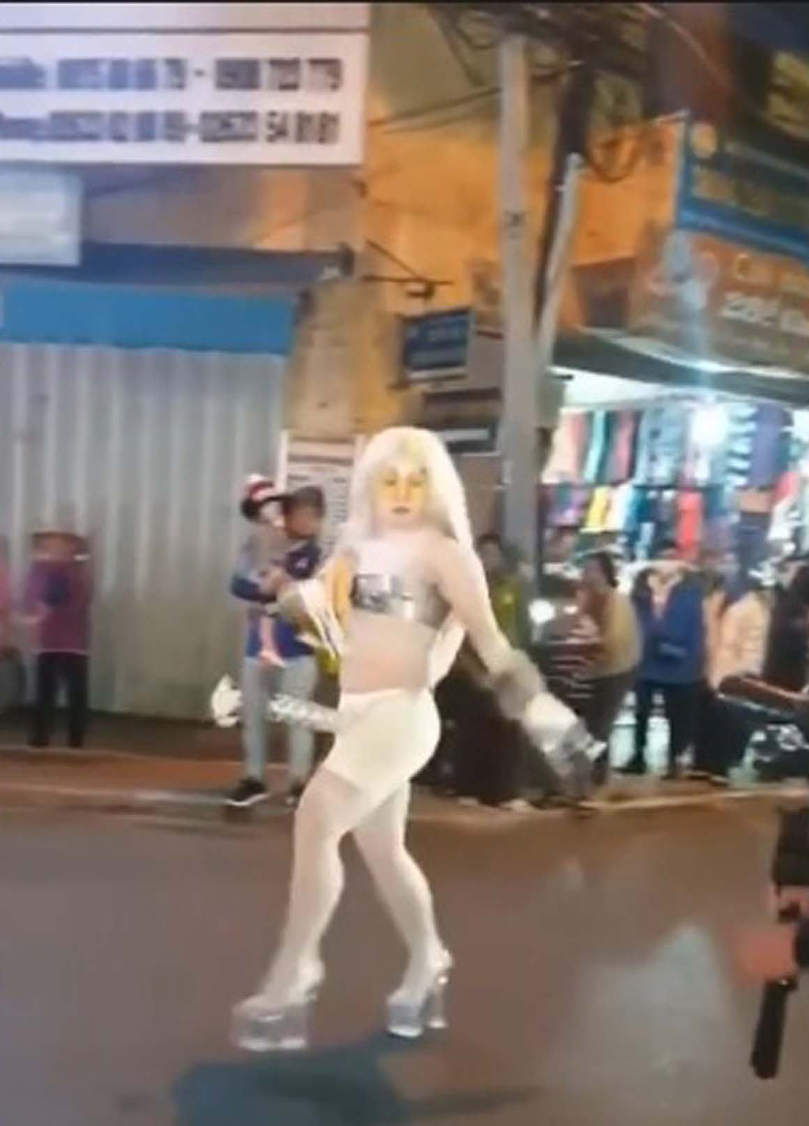 Người mặc phản cảm, làm trò lố trên phố Đà Lạt bị phạt 7,5 triệu đồng ảnh 1