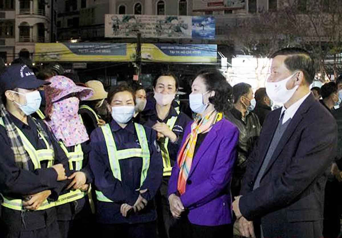 Thức thâu đêm giao thừa để thành phố rực rỡ đón năm mới ảnh 3