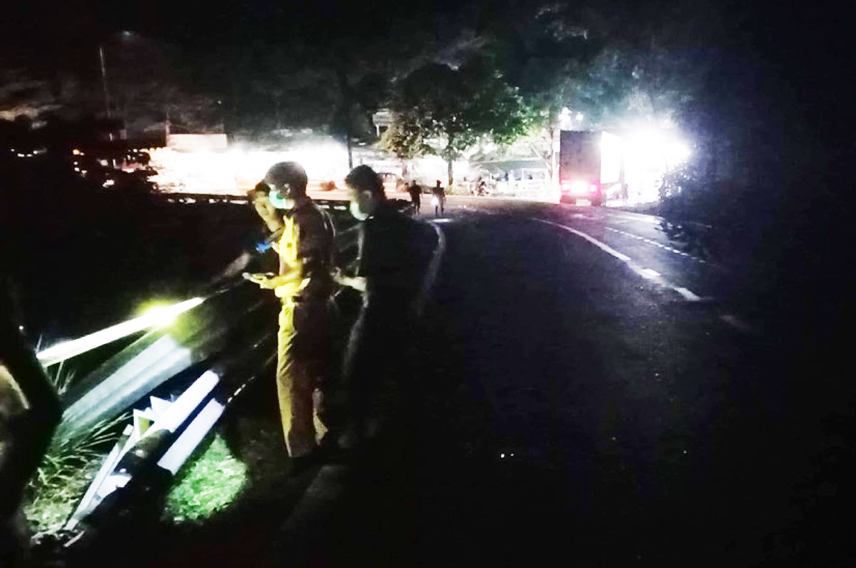 Xe container lao xuống vực, đèo Bảo Lộc ùn tắc kinh hoàng ảnh 2