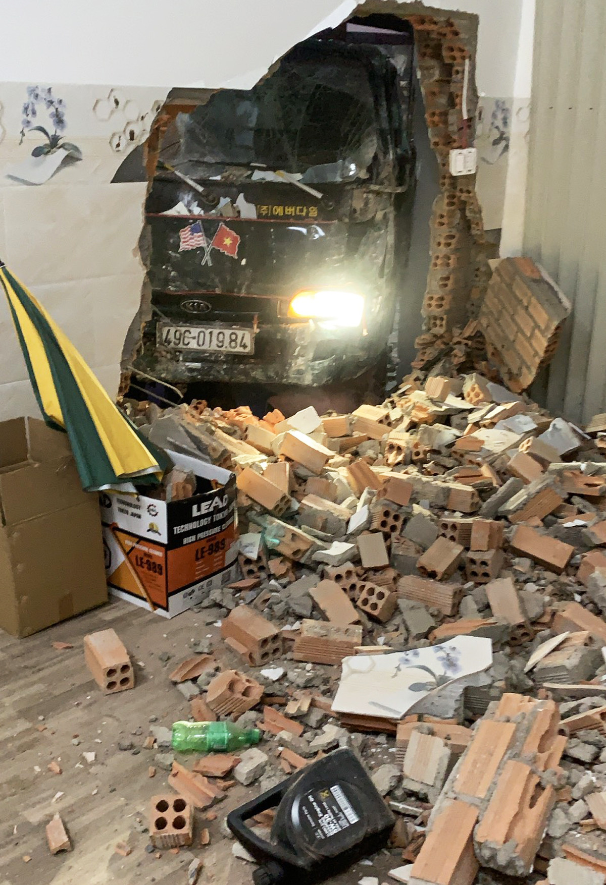 Liên tiếp 2 vụ ô tô mất lái trôi tự do tông sập nhà ảnh 2