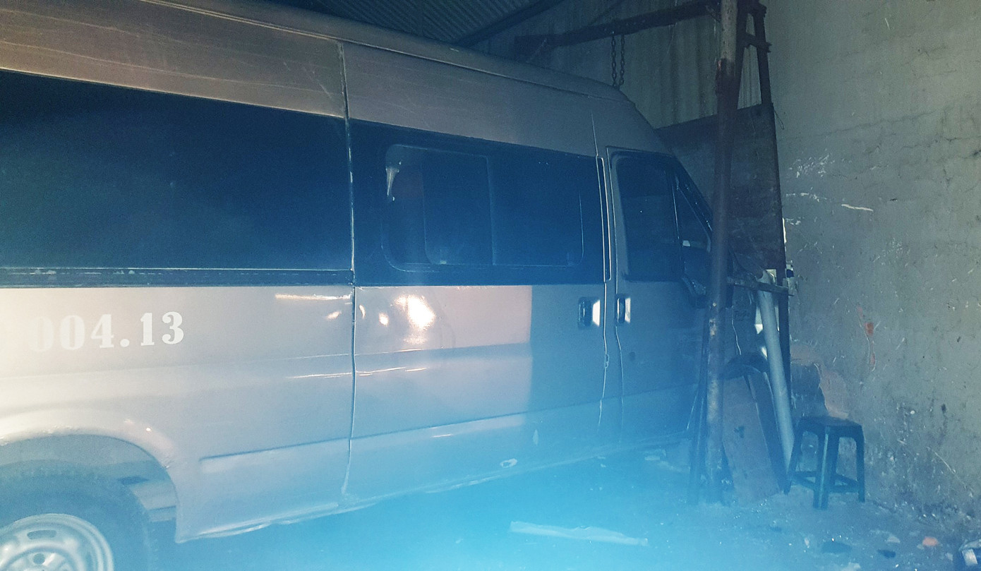 Liên tiếp 2 vụ ô tô mất lái trôi tự do tông sập nhà ảnh 1