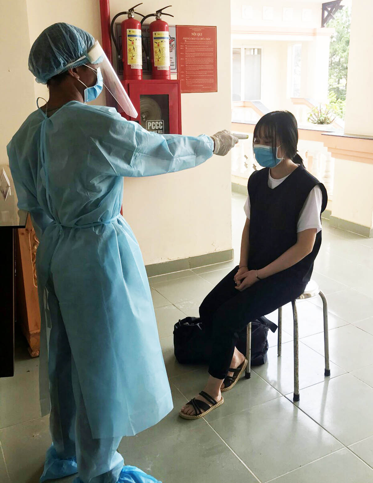 Xét nghiệm SARS-CoV-2 các nhân viên Cảng hàng không Liên Khương ảnh 2