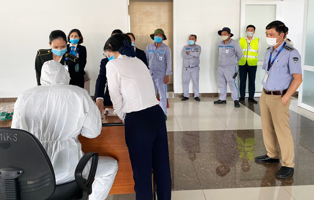 Xét nghiệm SARS-CoV-2 các nhân viên Cảng hàng không Liên Khương ảnh 1