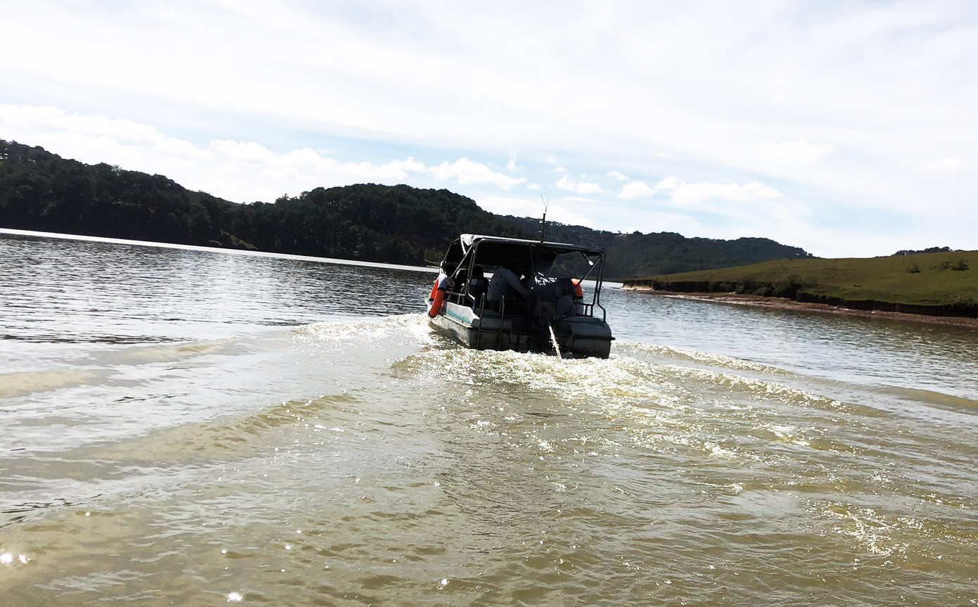 Du khách không mặc áo phao, mạo hiểm tính mạng trên hồ Đan Kia - Suối Vàng ảnh 4