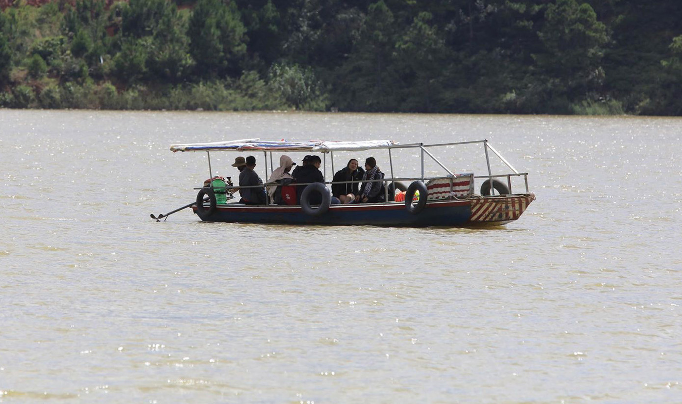Du khách không mặc áo phao, mạo hiểm tính mạng trên hồ Đan Kia - Suối Vàng ảnh 2