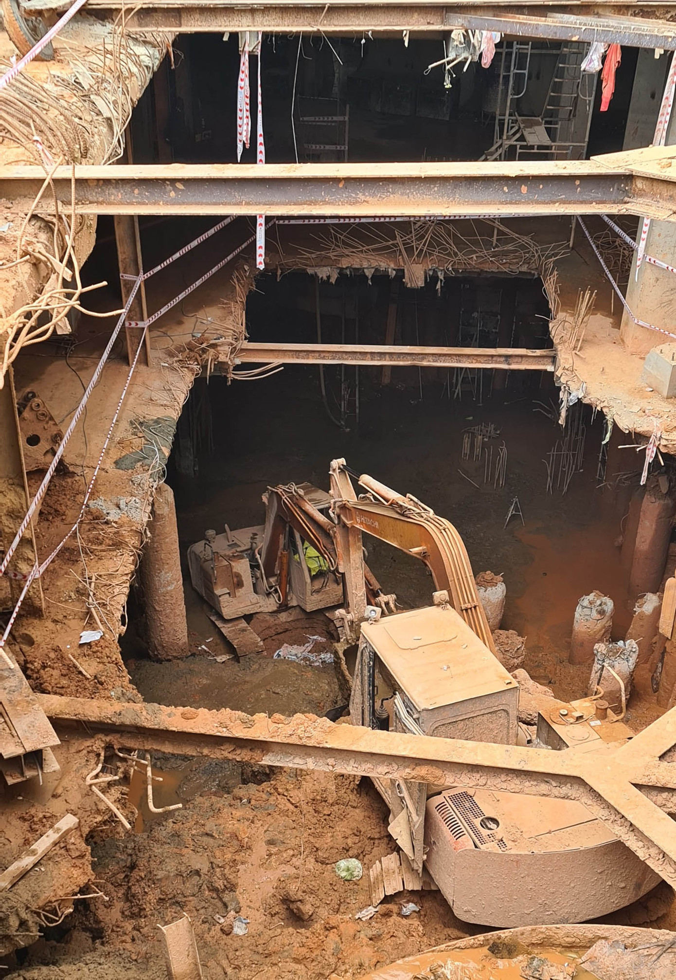 Xây khách sạn 5 tầng hầm gây sự cố, phải bồi thường cho 12 hộ dân ảnh 1