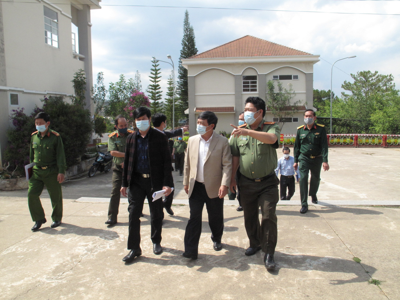 Căng dây thừng lập chốt kiểm soát, kẻ vạch trên phà để phòng COVID-19 ảnh 8