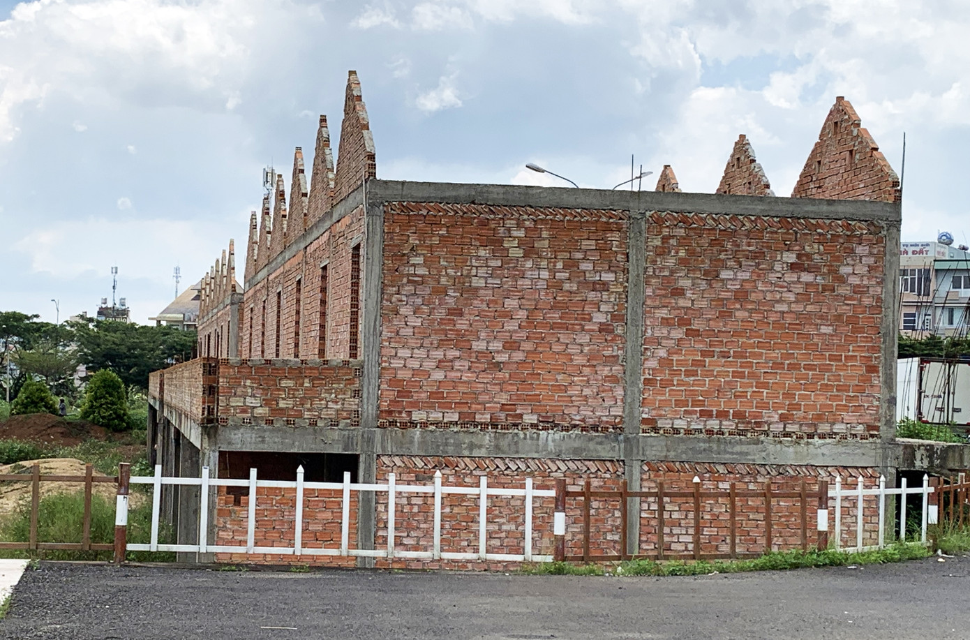 Buộc tháo dỡ 28 ki ốt che khuất mặt tiền chợ 150 tỷ đồng ảnh 2