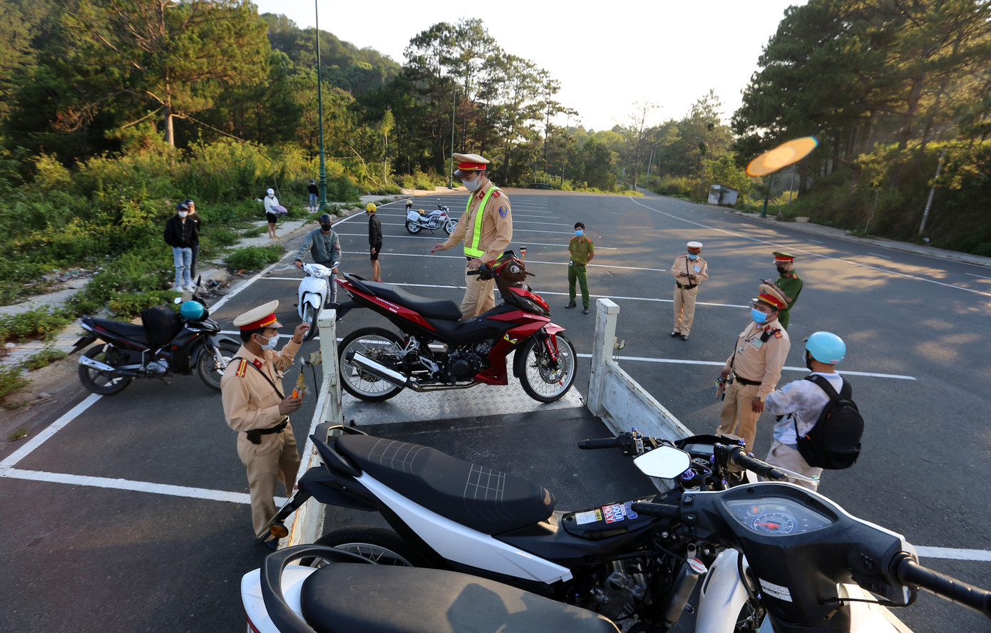 Nhóm 'quái xế' hút cần sa, đua xe máy ở Đà Lạt ảnh 1