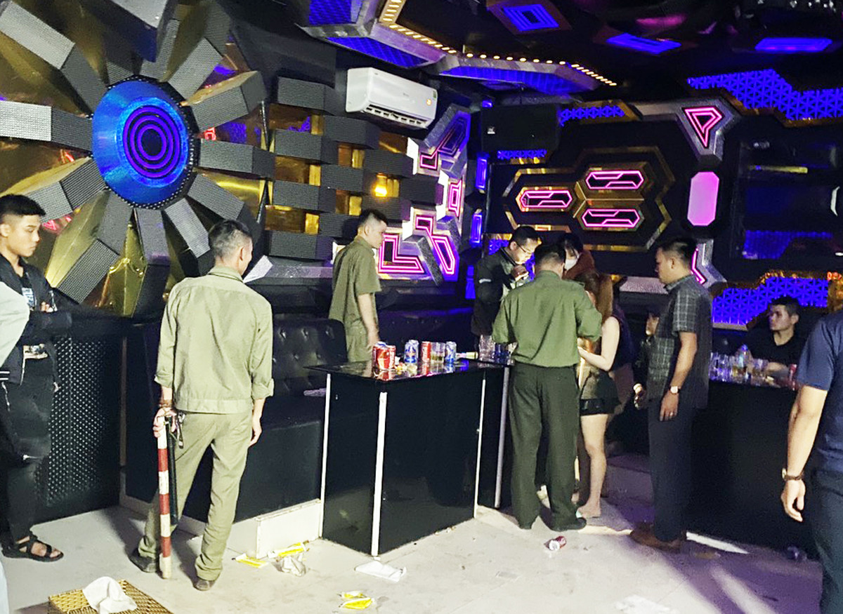 Nhóm đối tượng đánh người rồi vào quán karaoke ‘bay lắc’ ảnh 1