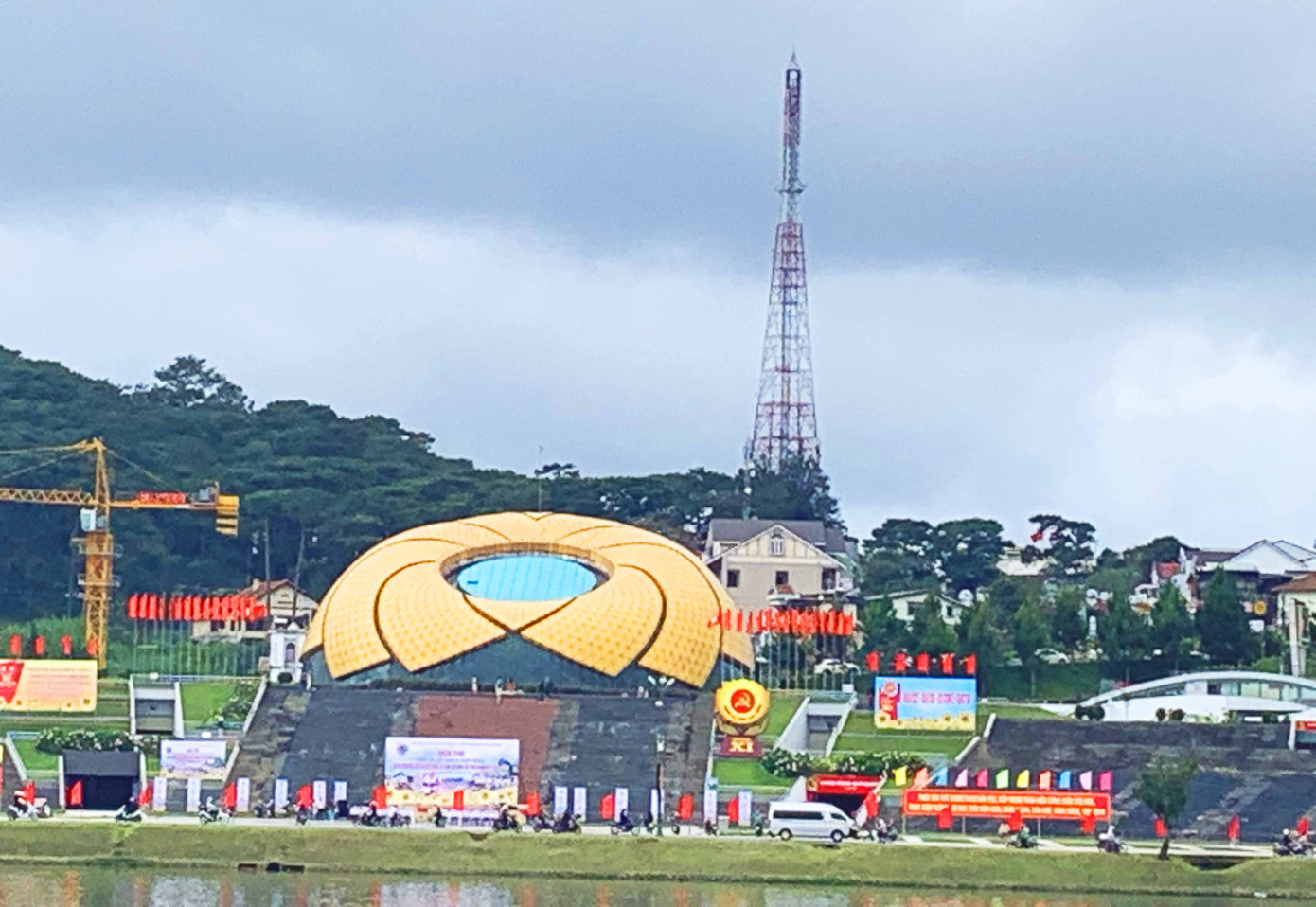 Thành phố hoa trang hoàng rực rỡ mừng Đại hội ảnh 4