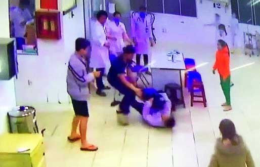 Khởi tố hai cha con đánh bảo vệ, điều dưỡng bệnh viện Lâm Đồng ảnh 1