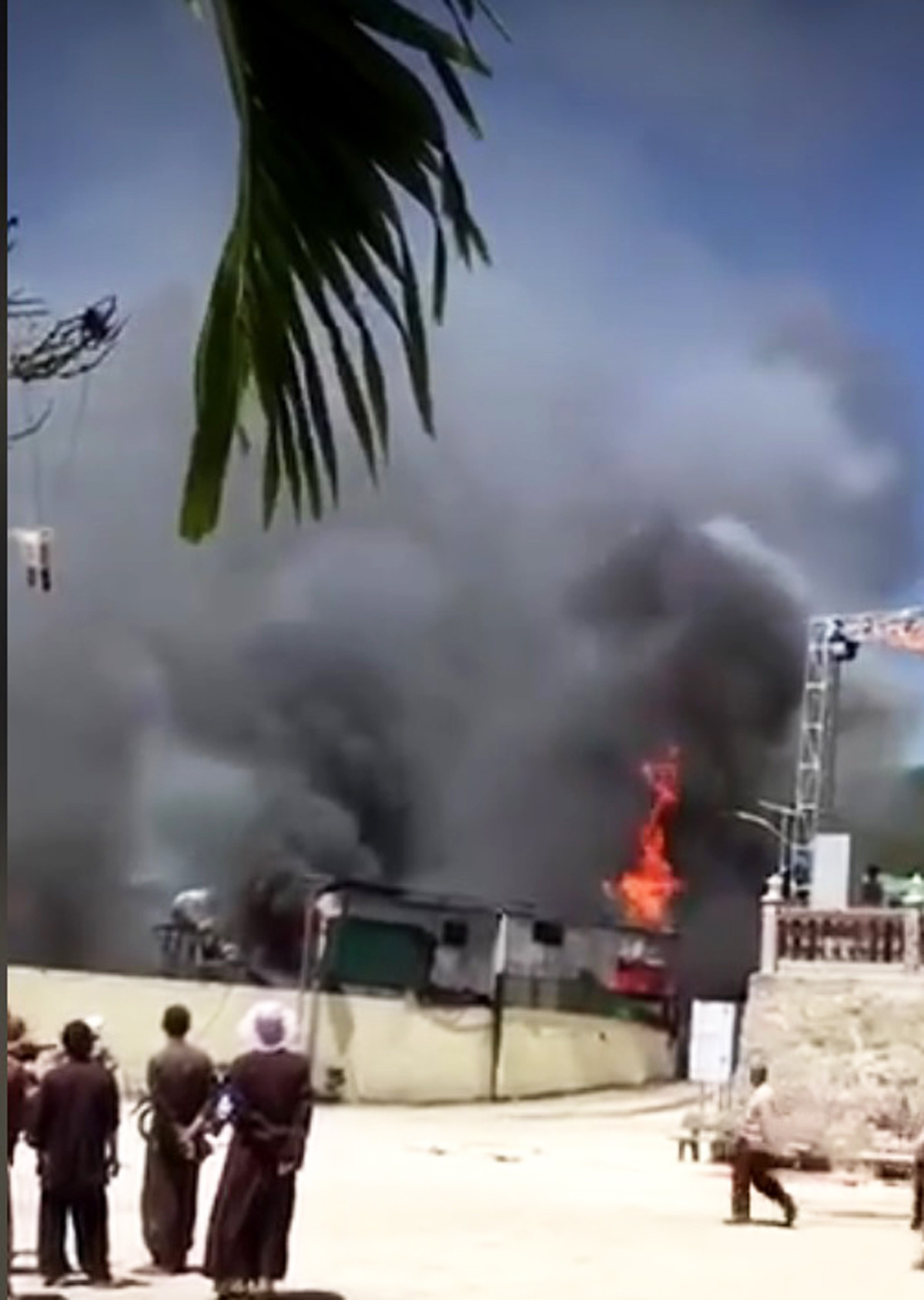 Cháy lớn trước cổng tịnh thất, thiêu rụi nhiều ki ốt hàng hóa ảnh 2