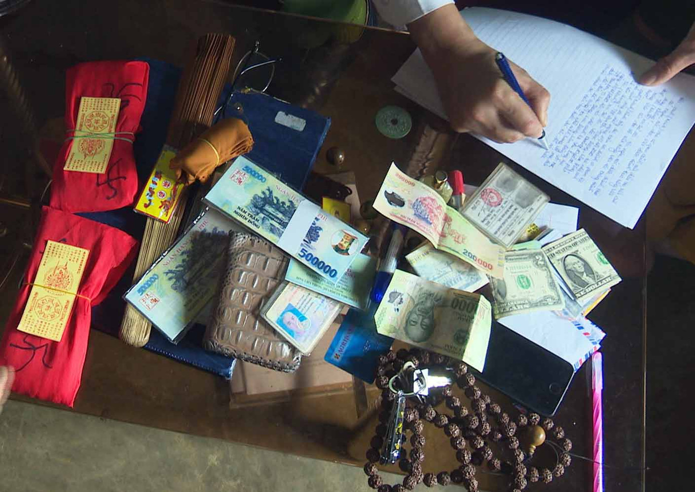 Giả danh tu sĩ đánh tráo 49 triệu đồng bằng tiền vàng mã ảnh 1