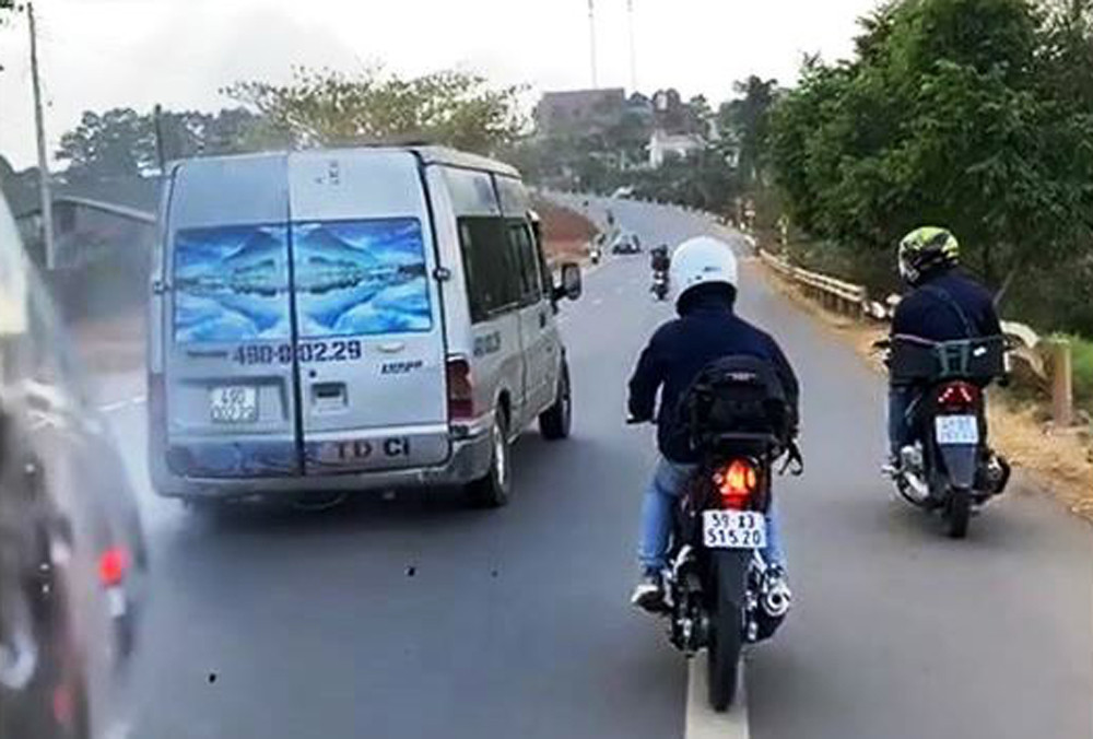 Nhóm phượt thủ ném đá xe khách, khoe 'chiến tích' trên facebook ảnh 1