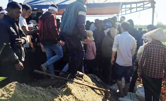 Nhiều người đưa tang thanh niên xấu số bị bí thư xã giết, đốt xác ảnh 2