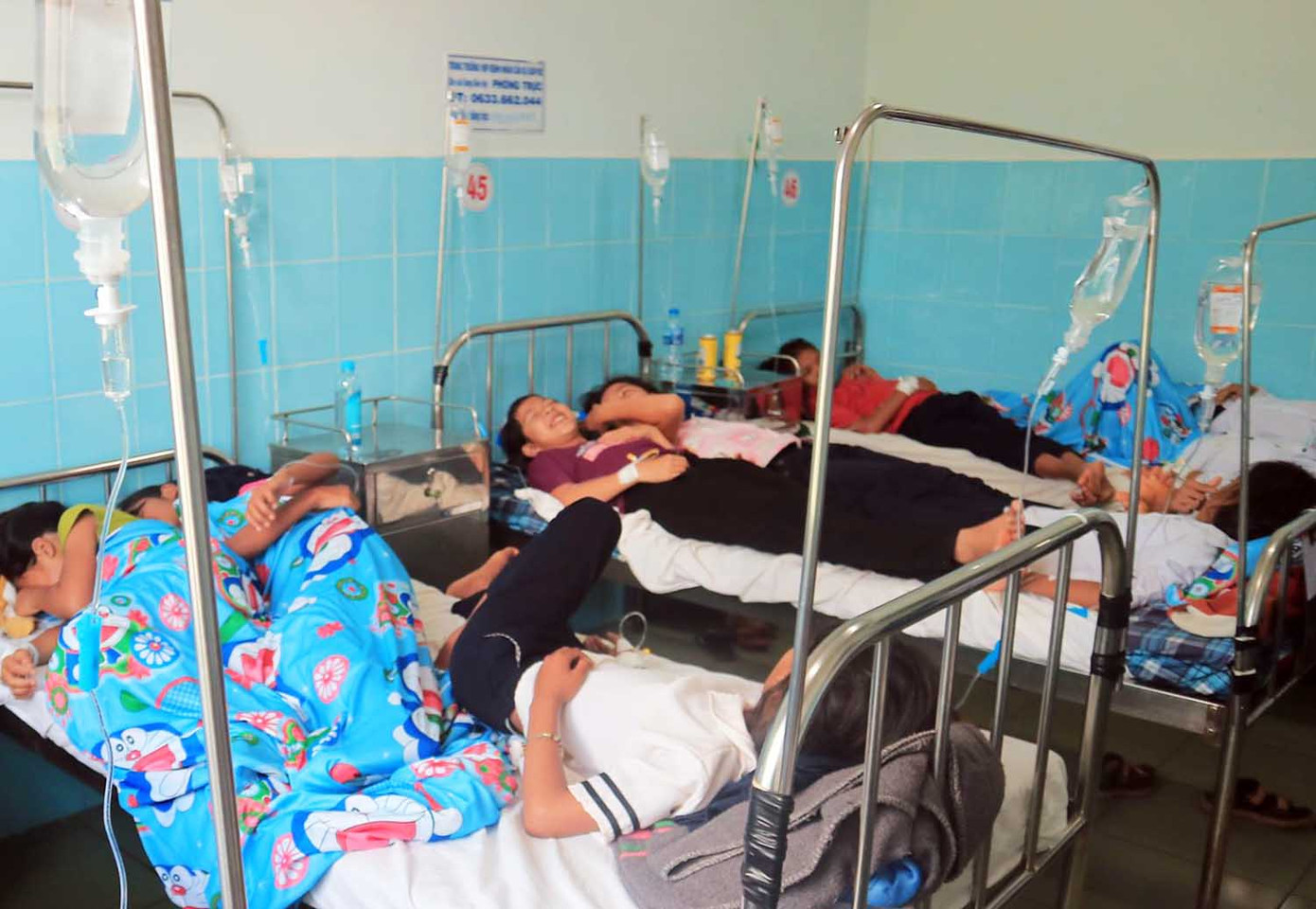 135 học sinh nhập viện, nghi ngộ độc bánh mì ảnh 2