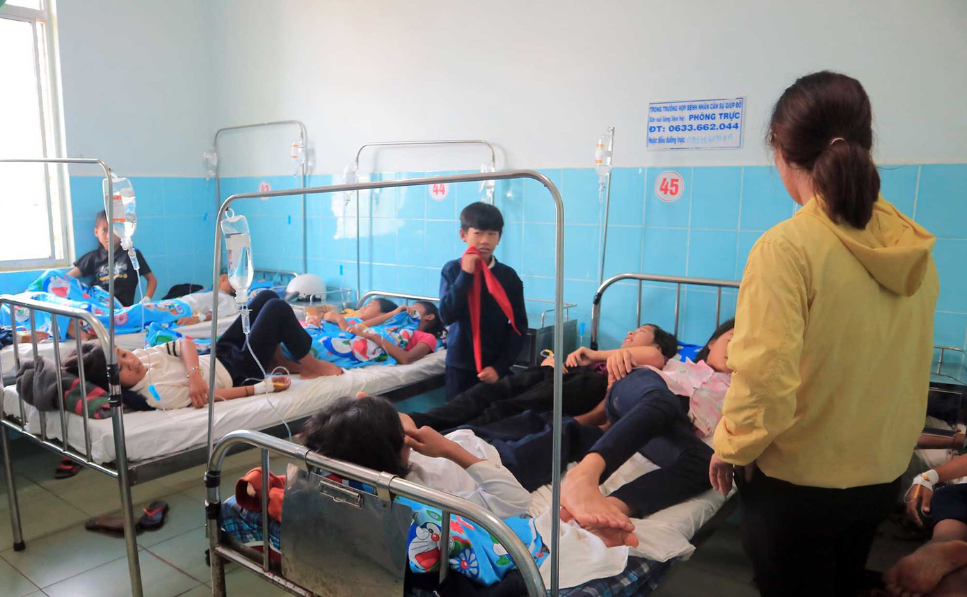 135 học sinh nhập viện, nghi ngộ độc bánh mì ảnh 1