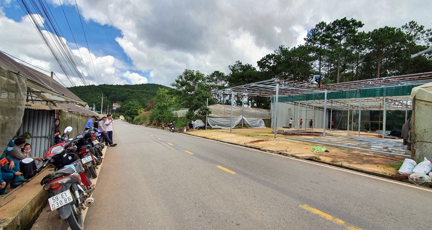 Ngang nhiên mở đường, dựng cả chục ngôi nhà trong rừng thông Đà Lạt ảnh 1