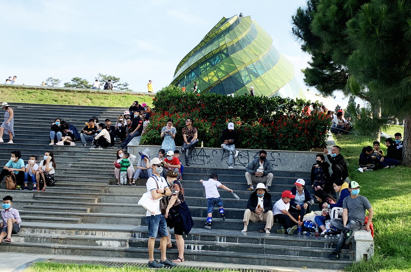 Đà Lạt đông nghẹt du khách, chen chân đi chơi như chưa từng có COVID-19 ảnh 2