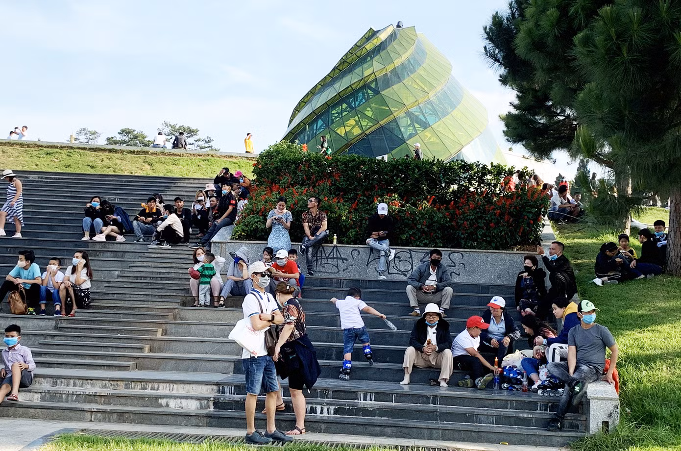 Đà Lạt đông nghẹt du khách, chen chân đi chơi như chưa từng có COVID-19 ảnh 2