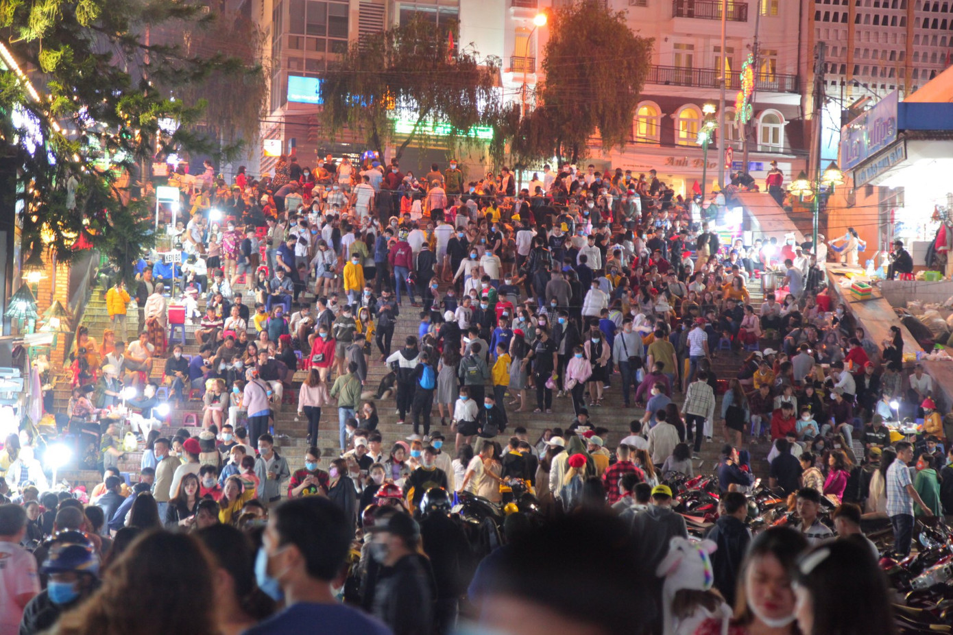 Đà Lạt đông nghẹt du khách, chen chân đi chơi như chưa từng có COVID-19 ảnh 5