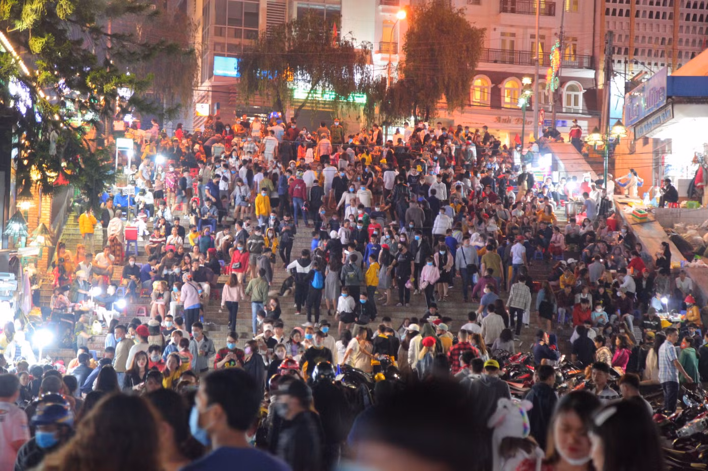 Đà Lạt đông nghẹt du khách, chen chân đi chơi như chưa từng có COVID-19 ảnh 5