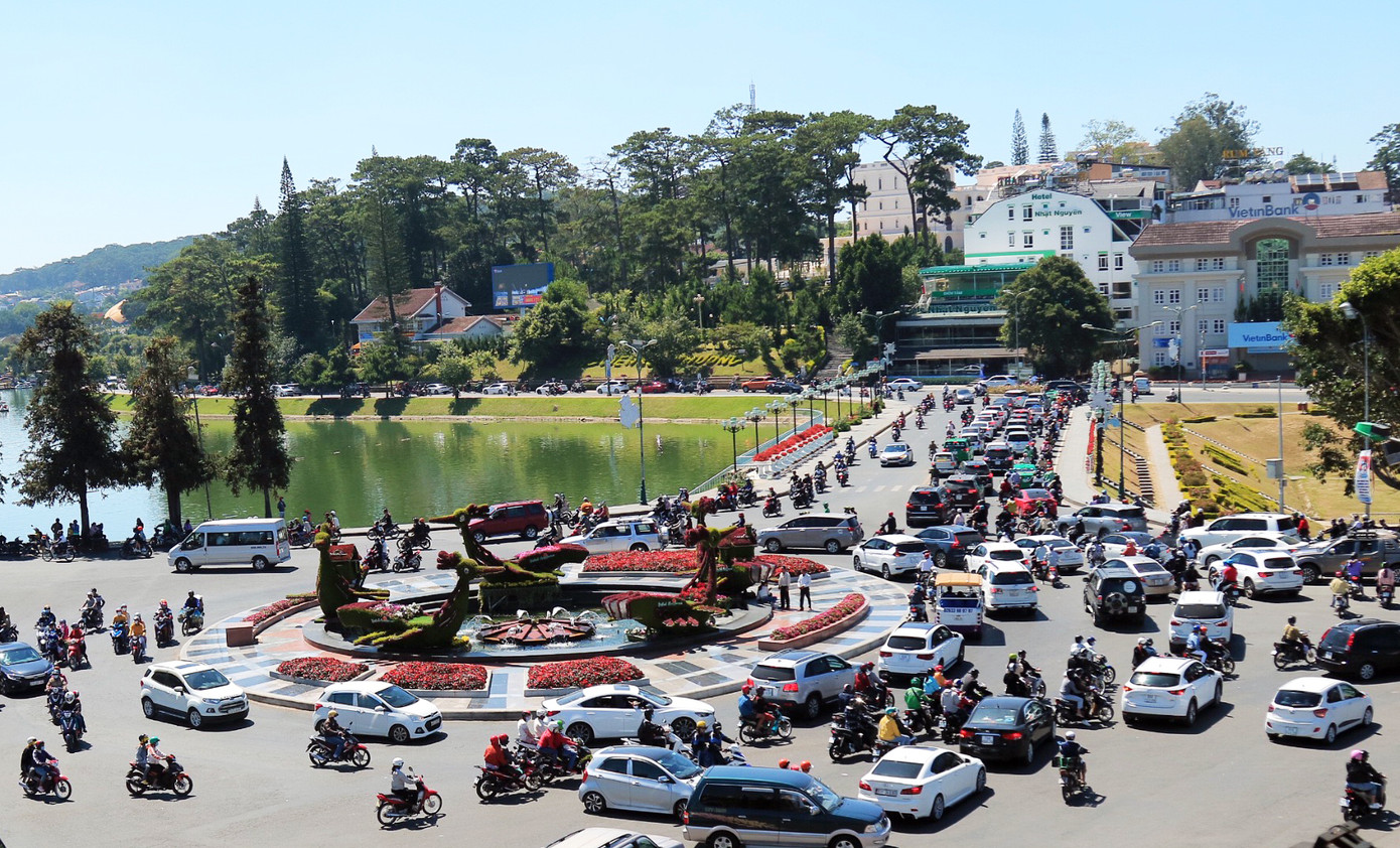 Đà Lạt đông nghẹt du khách, chen chân đi chơi như chưa từng có COVID-19 ảnh 1