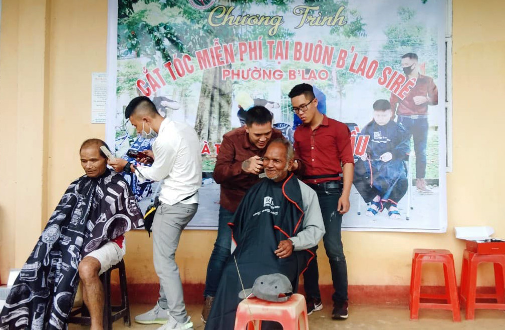 Lâm Đồng: Cắt tóc miễn phí cho học sinh đi khai giảng ảnh 1