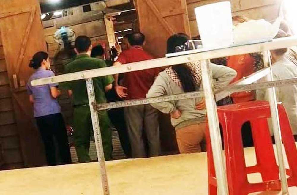 Học sinh lớp 4 chết trong tư thế treo cổ trong vườn nhà ảnh 1