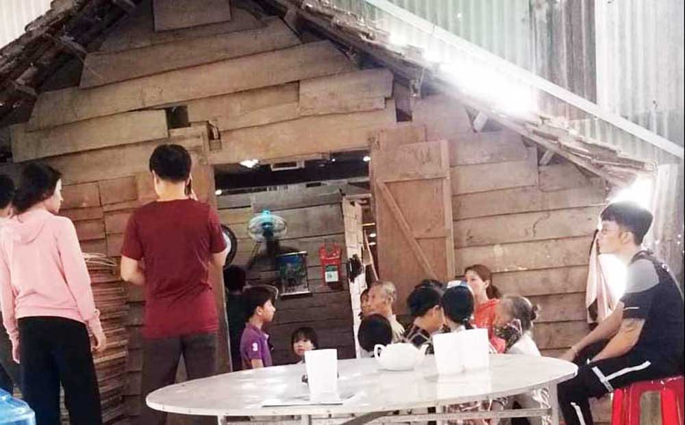 Học sinh lớp 4 chết trong tư thế treo cổ trong vườn nhà ảnh 2