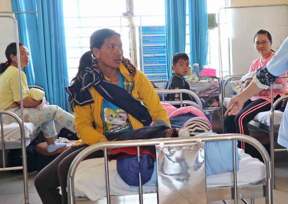 Gần 100 trẻ em nghi bị ngộ độc phải nhập viện sau bữa ăn từ thiện ảnh 1