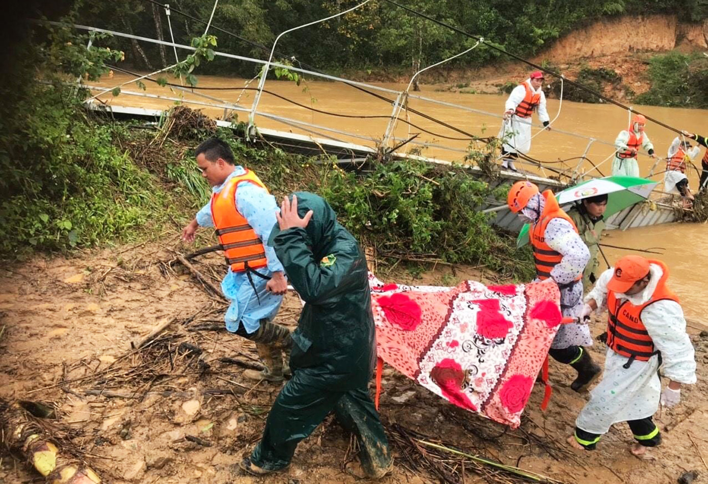 Thi thể cuối cùng trong nhóm du khách gặp nạn ở Lâm Đồng mắc kẹt dưới cầu sập ảnh 2