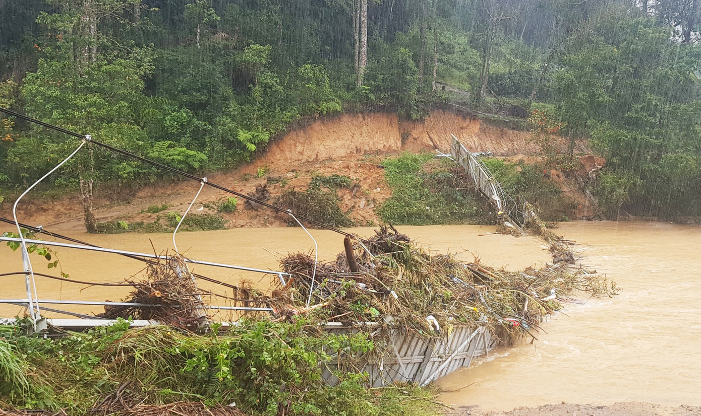Thi thể cuối cùng trong nhóm du khách gặp nạn ở Lâm Đồng mắc kẹt dưới cầu sập ảnh 1