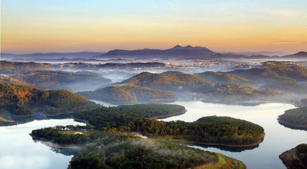 Người trẻ phát ‘sốt’ với du lịch tại chỗ: Săn mây, ngắm lá phong ảnh 2