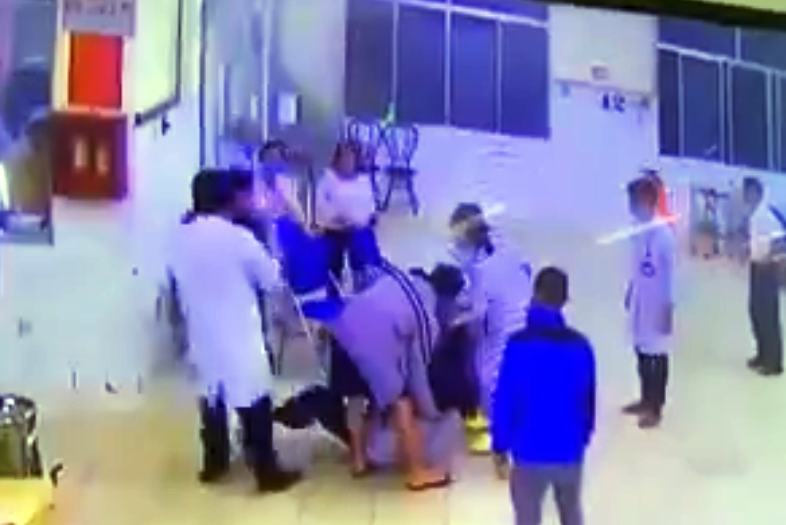Hai cha con tấn công bảo vệ, điều dưỡng bệnh viện Lâm Đồng ảnh 1