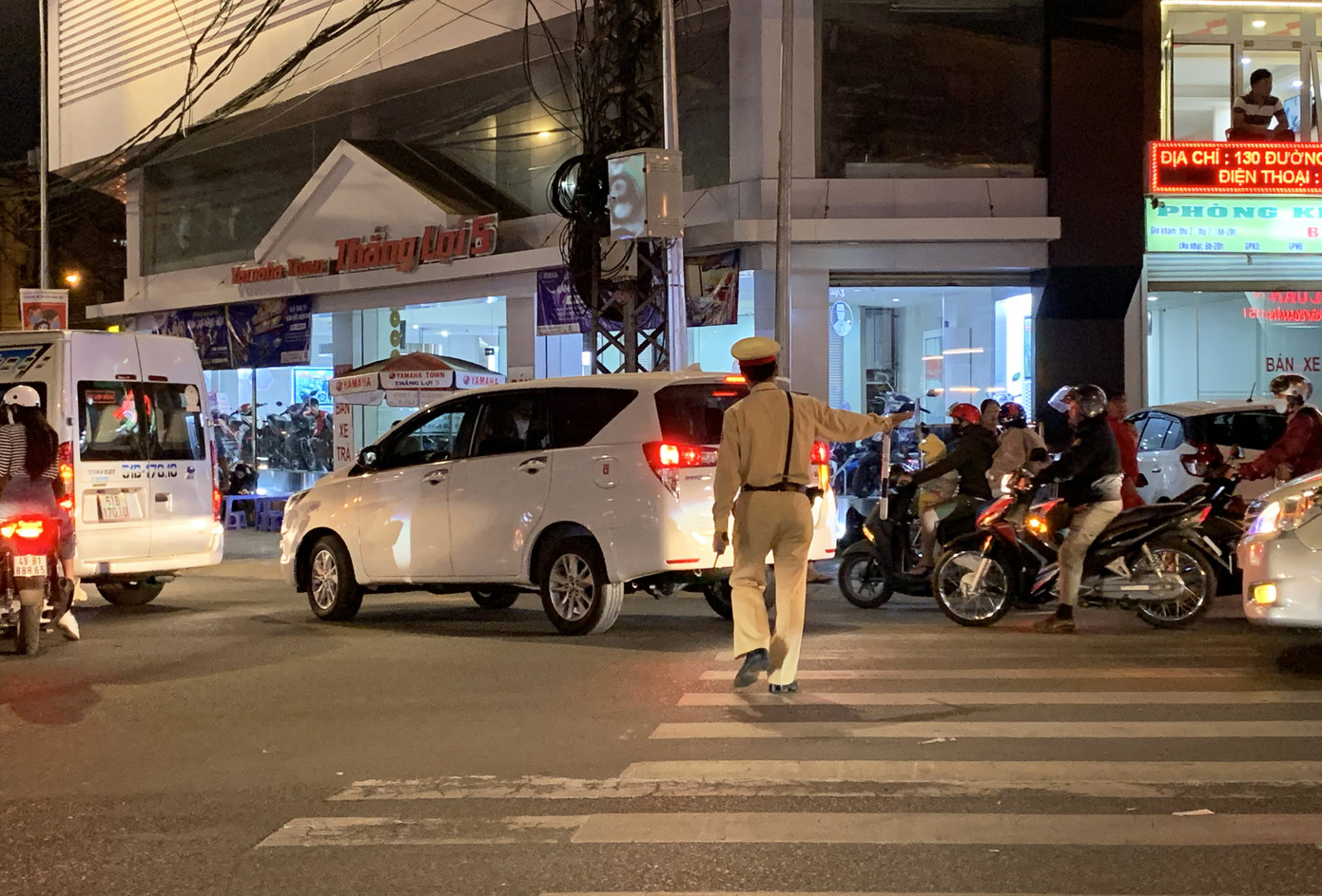 Khốn khổ điều tiết xe cộ ở thành phố không đèn giao thông ảnh 2