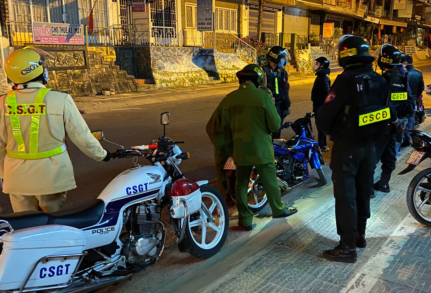 Khốn khổ điều tiết xe cộ ở thành phố không đèn giao thông ảnh 1